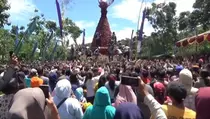 Ribuan Warga Berebut Tumpeng Buah Manggis di Jombang