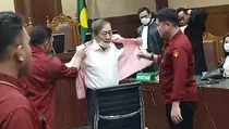 Kesal Campur Cemas, Surya Darmadi Jalani Sidang Vonis di PN Jakpus