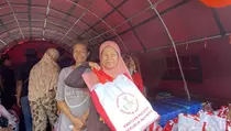 Jokowi Bagikan Sembako dan Ayam Goreng untuk Korban Kebakaran Depo Pertamina