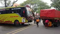 Detik-Detik Kecelakaan Maut Bus Tabrak Motor di Cirebon