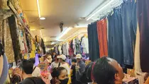 Akhir Pekan, Pengunjung Pusat Pakaian Bekas di Pasar Senen Membeludak