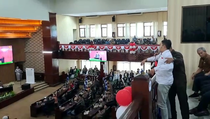 Viral, Aksi Pemuda Tebar Uang Mainan di Sidang Paripurna HUT Kota Bekasi