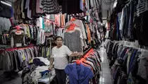 Pasar Senen Pasok Pakaian Bekas ke Reseller di Daerah
