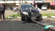 Terekam CCTV Detik-Detik Pesepeda Tewas Tertabrak Sedan di Villa Bintaro Regency