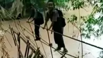 Siswa SD di Way Kanan Lampung Bertaruh Nyawa Melewati Jembatan Gantung yang Nyaris Putus ke Sekolah