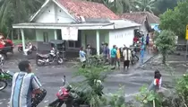 Warga Bersihkan Rumah yang Terdampak Luapan Banjir Lahar Semeru