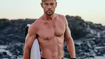 Chris Hemsworth Kenakan Helm Saat Berkendara di Bali, Netizen: Jadikan Duta Wisata