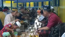 Dimasak 4 Jam, Bubur Pecak Samarinda Hanya Bisa Dijumpai Saat Ramadan