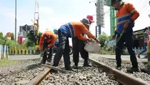 Antisipasi Arus Mudik, KAI Daop 8 Surabaya Perbaiki Lintasan Rel Kereta