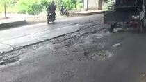 Jalan dari Kalimalang ke Akses Pantura Rusak Parah di Bekasi