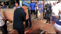 Isak Tangis Warnai Pemakaman Jenazah Pasutri Korban Mbah Slamet di Lampung