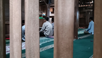 Pesona Masjid Baitul Arsy di Kaki Gunung Karang Pandeglang