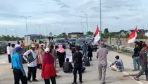 Warga Blokir Tol Jatikarya Bekasi, Kendaraan Tak Bisa Melintas Senin Sore