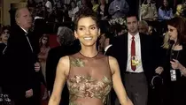 Halle Berry Kejutkan Fan dengan Berfoto Telanjang di Balkon