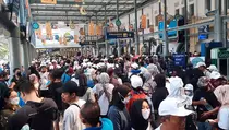 H-7 Lebaran, Ribuan Pemudik Padati Stasiun Pasar Senen