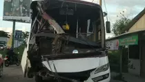 Bus Bawa Pemudik Tabrak Truk Bermuatan Bahan Kimia