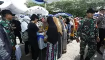IDSurvey Sebar 1.000 Paket Sembako Murah di Kalimantan Selatan