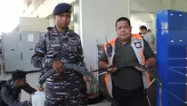 TNI AL Sita Belasan Senjata Tajam dari Pemudik di Pelabuhan Semayang