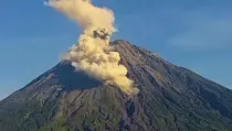 Gunung Semeru Muntahkan Guguran Sejauh 2 Kilometer