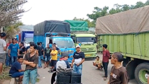 Antre Berhari-hari Tak Kunjung Disebrangkan, Rombongan Sopir Truk Kecewa