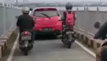 Viral, Mobil Masuk Jalur Motor di Jembatan Suramadu