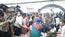 Menhub, Kapolri, dan PJ Gubernur DKI Jakarta Sapa Pemudik di Stasiun Pasar Senen