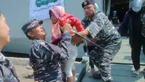 Ratusan Pemudik Gratis Gunakan Kapal Perang Tiba di Semarang
