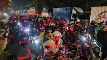 Antrean Pemudik Motor Mengular di Pelabuhan Ciwandan