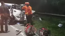 Truk Kargo Tabrak Mobil Minibus di Turunan Sitinjau, 1 Orang Tewas