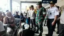 Kapolda Jatim dan Pangdam V Brawijaya Pastikan Keamanan Pemudik di Stasiun Gubeng