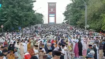 Jemaah Masjid Agung Membeludak, Ribuan Warga Salat Idulfitri di Jembatan Ampera
