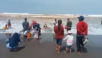 Libur Lebaran, Pantai Indah Widarapayung Diserbu Wisatawan