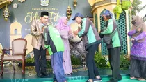 Driver Ojek Online dan Tukang Sapu Dapat Paket Sembako di Open House Lebaran Gubernur Jatim