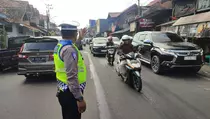 Wisatawan Parkir di Bahu Jalan, Arus Lalu Lintas di Kuningan Padat