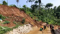 Longsor Tebing Setinggi 30 Meter Timbun Sejumlah Motor di Area Parkir Pemancingan