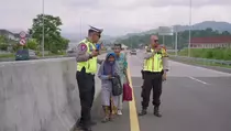 Video: Bos Jalan Tol Silaturahmi ke Kakek Nenek yang Jalan Kaki di Tol Cisumdawu