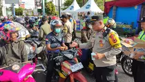 Panas Terik, Petugas Pospam Simpang Pemuda Cirebon Bagikan Permen dan Air Mineral kepada Pemudik