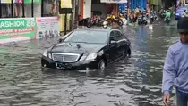 Sedan Mercedes-Benz Terjebak Banjir di Jalan Joglo Raya