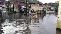 Diguyur Hujan Intensitas Tinggi, Banjir di Wonocolo Tak Kunjung Surut
