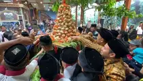 Ngalap Berkah, Ratusan Warga Blitar Berebut Tumpeng Ketupat