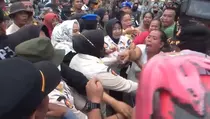 Satpol PP Baku Hantam dengan Emak-Emak Saat Penertiban di Pantai Padang