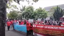 Tuntut Kenaikan UMK, Ratusan Buruh Aksi Unjuk Rasa di DPRD Kabupaten Nganjuk