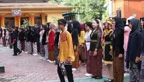 Rayakan Hari Pendidikan Nasional, Siswa di Ponorogo Kenakan Pakaian Adat
