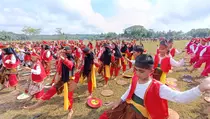 Peringati Hari Pendidikan, Ribuan Siswa Menari Tarian Tradisional