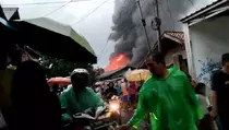 Kebakaran Hebat Melanda Pabrik Kulit Sintetis di Citeureup Bogor