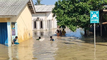 Banjir Semakin Meluas dan Merendam Ratusan Rumah di Karawang