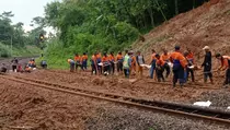 Tebing 12 Meter Longsor di Purwakarta, Hanya 1 Jalur Kereta Api yang Bisa Dilewati