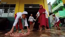 Banjir Terjang Sekolah di Cimahi, Siswa Bantu Bersihkan Lumpur