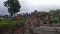 Belum 2 Tahun, Jembatan Dibangun BNPB di Padang Pariaman Ambruk