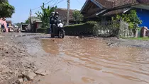 Bupati Pamer Jalan Mulus, Disindir Warga Bandung Barat Mancing di Jalan Rusak